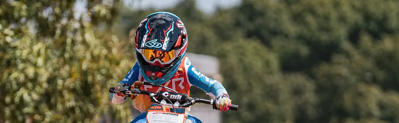 Kind met kleurrijke crosshelm voor kinderhelmen categorie